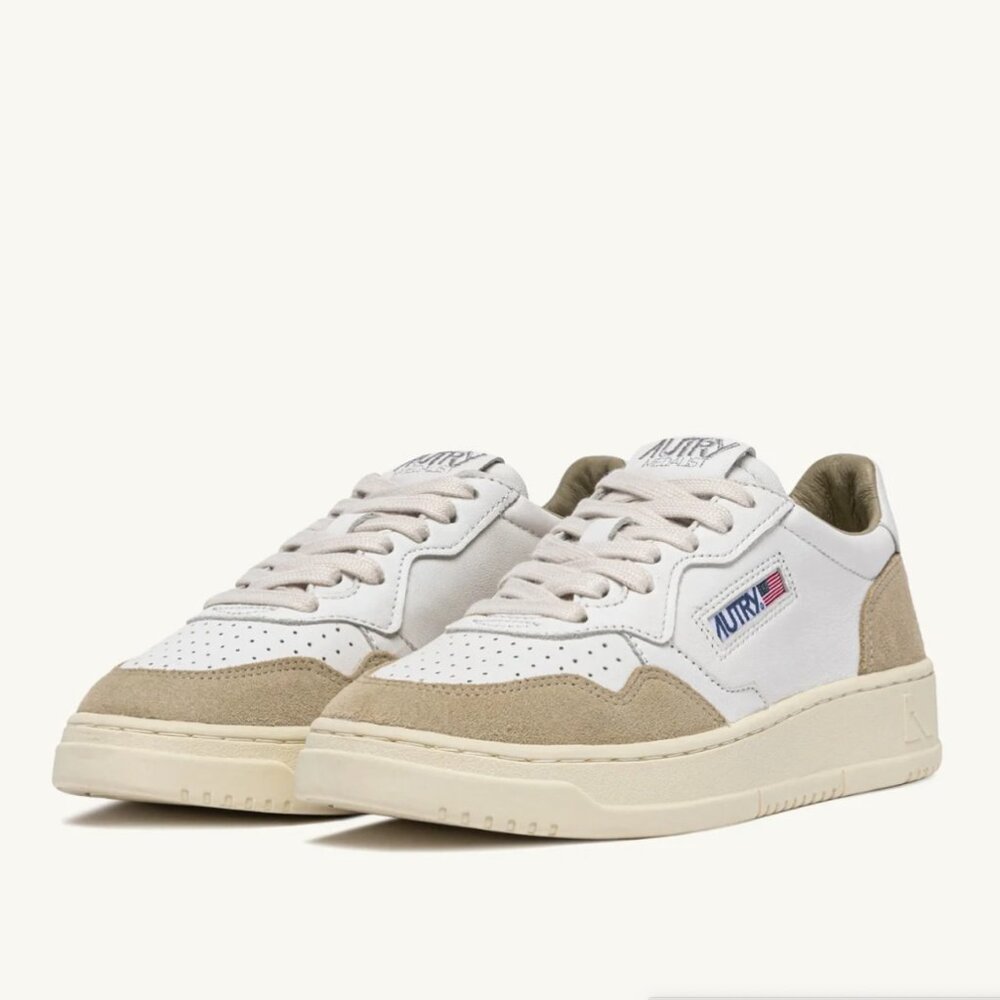 AUTRY SNEAKERS MEDALIST LOW SNEAKERS IN WHITE LEATHER AND SPONGE SUEDE